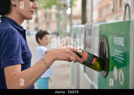 Lyon (sud-est de la France). Femme et son enfant en mettant des éléments en verre dans un récipient. Autorisation modèle OK Banque D'Images