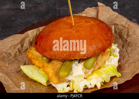 Burger au poisson et concombres Banque D'Images