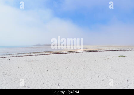 Tôt le matin sur la plage Sainte-Marguerite et la brume de mer swilrs autour des petites îles Banque D'Images