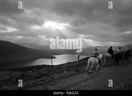 L'équitation sur la péninsule de Dingle, comté de Kerry, Irlande. Vintage 1988 Photographie noir et blanc d'abord publié le Sunday Times Banque D'Images