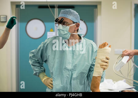 À l'embargo 0001 mercredi 5 septembre, 53 Heras-Palou Carlos, d'effectuer la chirurgie de la main à la Derby Nuffield Hospital. Monsieur le Heras-Palou, un orthopédiste chirurgien, peut avoir eu sa carrière sauvé par un nouveau médicament appelé 'Patisiran'. Les maladies héréditaires rares, à médiation transthyrétine (amylose amylose hATTR), progresse et détruit les nerfs dans ses mains, ce qui les rend inutiles. Cependant après 18 mois de traitement Patisiran l'état s'est interrompu et inversé. Banque D'Images