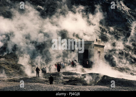 Caldera Solfatara Pozzuoli, Italie en 2006 (Solfatara Solfatara Pozzuoli di : italien) est un cratère peu profond à Pozzuoli, près de Naples, une partie de l'Campi Flegrei (Italien : Campi Flegrei) région volcanique. Il s'agit d'un volcan dormant, qui émet encore jets de vapeur avec des vapeurs sulfureuses. Le nom vient du latin terra, les sulfamides antibactériens, 'Terre de soufre' ou 'sulfur' de la terre. Il a été formé autour de 4000 ans et sa dernière éruption en 1198 avec ce qui était probablement une éruption phréatique - une éruption à vapeur explosive provoquée lorsque l'eau souterraine interagit avec magma. Le cratère est une destination touristique très attr Banque D'Images