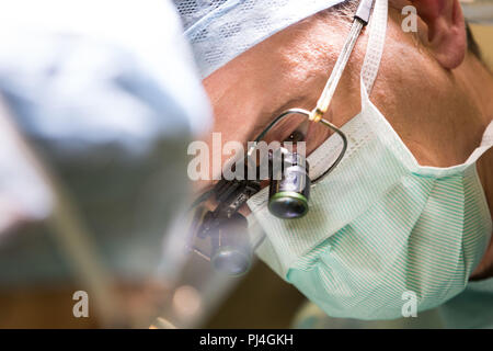 Heras-Palou Carlos, 53, d'effectuer la chirurgie de la main à la Derby Nuffield Hospital. Monsieur le Heras-Palou, un orthopédiste chirurgien, peut avoir eu sa carrière sauvé par un nouveau médicament appelé 'Patisiran'. Les maladies héréditaires rares, à médiation transthyrétine (amylose amylose hATTR), progresse et détruit les nerfs dans ses mains, ce qui les rend inutiles. Cependant après 18 mois de traitement Patisiran l'état s'est interrompu et inversé. Banque D'Images