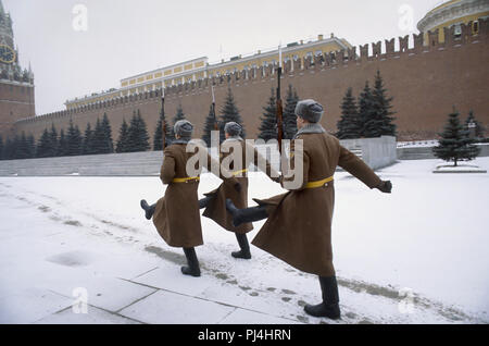 Moscou, Union soviétique, la Place Rouge en janvier 1988, le changement de garde au Kremlin Palace Banque D'Images