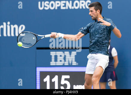 New York, États-Unis. 06Th Nov, 2018. Novak Djokovic la Serbie de balle renvoie au cours de l'US Open 2018 4ème tour match contre Joao Sousa du Portugal à l'USTA Billie Jean King National Tennis Center Crédit : Lev Radin/Pacific Press/Alamy Live News Banque D'Images