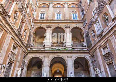 Cour intérieure du Palazzo Mattei di Giove, Centro Italiano Studi Americani, centre italien d'études américaines, Rome, Latium, Italie Banque D'Images