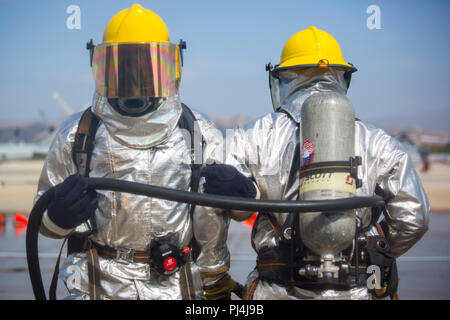 Aircraft Rescue and Fire Fighting (ARFF) est une capacité d'intervention d'urgence aérienne spécialisée du corps des Marines des États-Unis responsable des opérations de suppression des incendies et de sauvetage des aéronefs sur les aérodromes militaires. L'image d'archive enregistre les Marines du quartier général et l'escadron du quartier général effectuant un exercice manuel à la station aérienne des Marines corps Camp Pendleton le 27 août 2018, simulant les procédures de suppression des déversements de carburant en utilisant des techniques d'avancement contrôlé des tuyaux d'eau. Banque D'Images