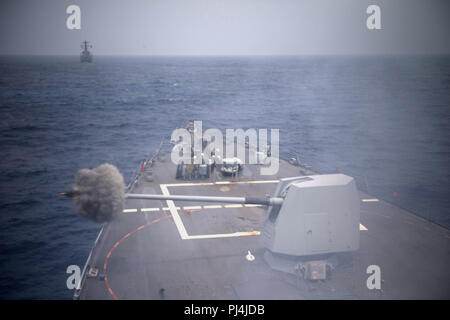 180824-N-OW019-1129 de l'OCÉAN PACIFIQUE (Aug. 24, 2018) la classe Arleigh Burke destroyer lance-missiles USS Chung-Hoon (DDG 93) incendies sa marque 455 canons à tir réel au cours d'une évolution. Chung-Hoon est en cours, la réalisation des opérations de routine dans le cadre du groupe aéronaval (CSG) 3 dans la flotte des États-Unis 3e zone d'opérations. (U.S. Photo par marine Spécialiste de la communication de masse de la classe de 3ème C. Logan/Kellums) Parution Banque D'Images