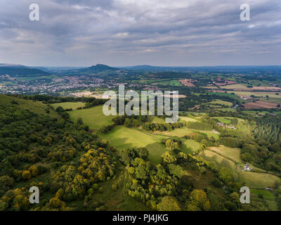 Une vue aérienne du mont du Pain de Sucre et les terres agricoles dans la région de Monmouthshire, Galles Banque D'Images