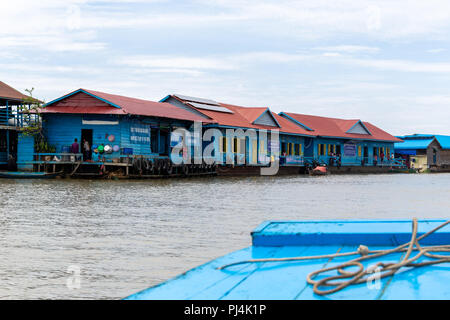 Août : 29 : 2018 - SIEM REAP, Cambodge - l'école des jeunes enfants en village flottant sur le lac Tonlé Sap. Siem Reap Cambodge Banque D'Images