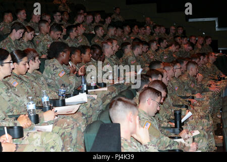 COLUMBUS, Géorgie (16 août 2000 28, 2018) - une foule de soldats écoute l'ancien sergent de la commande. Le Major Jeffrey J. Mellinger, ancien sergent-major de commandement des forces multinationales - Iraq, parle de mentorat et autres sujets. Au cours de la deuxième journée du Centenaire Colloque de leadership, les soldats de Fort Benning, Géorgie, tirées de la Sergent-major de commandement et Greg Frady, Georgia State University, à l'entraîneur de baseball National Infantry Museum à Columbus, Géorgie, le 28 août. (U.S. Photo de l'Armée de Manœuvre Markeith Horace, Centre d'excellence, Fort Benning Affaires publiques) Banque D'Images