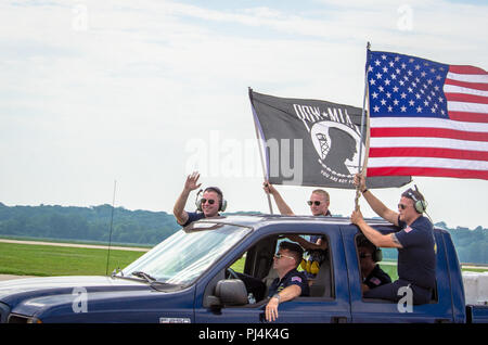 Le United States Navy Flight Demonstration Squadron, connu sous le nom de Blue Angels, représente l'aviation navale dans des représentations publiques. Le 26 août 2018, les membres de l'équipage passent devant des spectateurs arborant le drapeau des États-Unis et le drapeau du POW MIA à la fin du Sound of Speed Air Show à la base de la Garde nationale aérienne de Rosecrans, Missouri. L'image d'archive documente les moments de clôture de l'événement. Banque D'Images