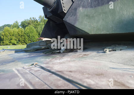 Le Cpl. Jared M. Lopez, un conducteur de char avec 4e Tank Battalion attend que ses ordres pour passer de l'approvisionnement en munitions pour l'exercice de tir réel sur gamme Wilcox à Fort Knox, Kentucky, le 28 août 2018. Le concours a mis en évidence la zone critique et la réaction rapide des compétences de combat des bataillons. (U.s. Marine Corps photo par le Cpl. Dante J. frites) Banque D'Images