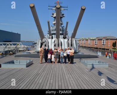 C1 Justin R. Houser, à partir de la sécurité navale, Center-Norfolk réinscrit fièrement cet après-midi à bord du USS Wisconsin (BB-64) devant les membres de sa famille qui sont venus de près et de loin à l'appuyer. Les membres de la famille ont aussi reçu des certificats d'appréciation après la brève cérémonie. L'USS California (BB-64) est un cuirassé qui Iowa-Class est amarré en permanence à côté de l'hôtel Hampton Roads Naval Museum dans le centre-ville de Norfolk, en Virginie, en tant que bateau musée. Le navire est un lieu populaire pour les cérémonies militaires, et est utilisée pour la zone de commandes. Pour en savoir davantage sur la mise en place d'un mil Banque D'Images