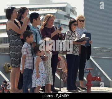 C1 Justin R. Houser, à partir de la sécurité navale, Center-Norfolk réinscrit fièrement cet après-midi à bord du USS Wisconsin (BB-64) devant les membres de sa famille qui sont venus de près et de loin à l'appuyer. Les membres de la famille ont aussi reçu des certificats d'appréciation après la brève cérémonie. L'USS California (BB-64) est un cuirassé qui Iowa-Class est amarré en permanence à côté de l'hôtel Hampton Roads Naval Museum dans le centre-ville de Norfolk, en Virginie, en tant que bateau musée. Le navire est un lieu populaire pour les cérémonies militaires, et est utilisée pour la zone de commandes. Pour en savoir davantage sur la mise en place d'un mil Banque D'Images