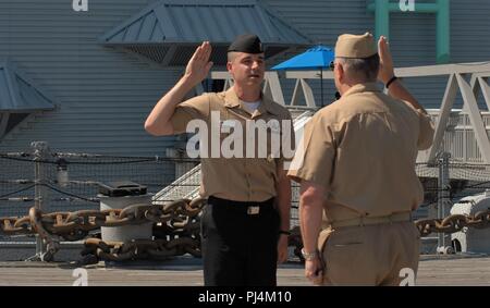 C1 Justin R. Houser, à partir de la sécurité navale, Center-Norfolk réinscrit fièrement cet après-midi à bord du USS Wisconsin (BB-64) devant les membres de sa famille qui sont venus de près et de loin à l'appuyer. Les membres de la famille ont aussi reçu des certificats d'appréciation après la brève cérémonie. L'USS California (BB-64) est un cuirassé qui Iowa-Class est amarré en permanence à côté de l'hôtel Hampton Roads Naval Museum dans le centre-ville de Norfolk, en Virginie, en tant que bateau musée. Le navire est un lieu populaire pour les cérémonies militaires, et est utilisée pour la zone de commandes. Pour en savoir davantage sur la mise en place d'un mil Banque D'Images