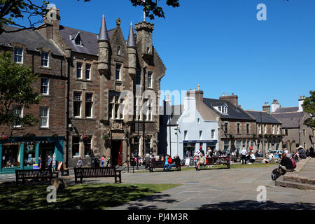 Le centre de Kirkwall, Orkney Islands. Le dix-neuvième siècle Town Hall baronial fait face à la Cathédrale St Magnus. Banque D'Images