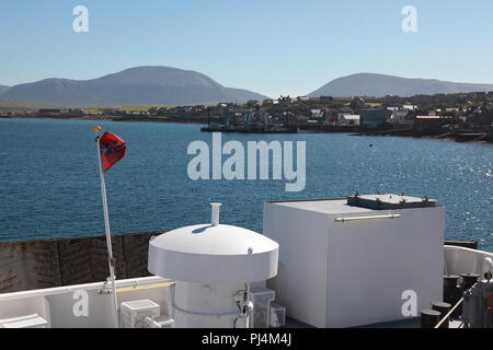 L'arrière du ferry Northlink Stromness laissant Hamnavoe MV Harbour, îles Orcades, avec les collines de Hoy en arrière-plan Banque D'Images