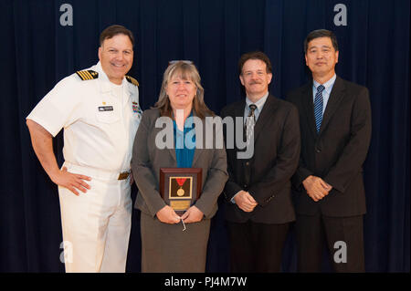 Amy Le Doux, Carderock's service client pour le Bureau du Programme de la classe de Virginie (MP450), reçoit le Capt Harold E. Saunders Award pour la gestion technique exemplaire au Naval Surface Warfare Center, Carderock Division Honneur cérémonie de remise des prix le 28 août 2018, dans l'ouest de Bethesda, Md, de gauche à droite : Commandant Capt Mark Vandroff ; manteaux ; Mike Slater, chef de division des technologies de mesure de signatures de Carderock Division Systèmes et ; et le Dr Paul Shang, directeur technique par intérim. (U.S. Photo de la marine par Nicholas Brezzell/libérés) Banque D'Images