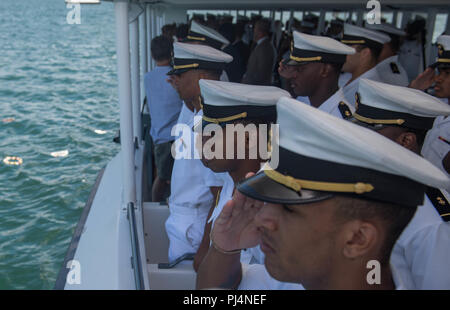 180831-N-AV243-0009 PEARL HARBOR (31 août 2018) La Marine américaine les aspirants de l'honneur les vies perdues sur Décembre 7th, 1941 au cours d'une excursion en bateau memorial Pearl Harbor. Les aspirants de la Marine américaine a visité le centre d'accueil de Pearl Harbor la veille de leur match contre l'Université de Hawaii's Rainbow Warriors le 1 septembre 2018. (U.S. Photo par marine Spécialiste de la communication de masse 2e classe Somers T.. Steelman) Banque D'Images