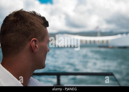 180831-N-AV243-0008 PEARL HARBOR (31 août 2018), l'Aspirant de marine américain Jackson Perkins défensive fin de l'académie navale des États-Unis, l'équipe de football reflète sur les vies perdues sur Décembre 7th, 1941 au cours d'une excursion en bateau memorial Pearl Harbor. Les aspirants de la Marine américaine a visité le centre d'accueil de Pearl Harbor la veille de leur match contre l'Université de Hawaii's Rainbow Warriors le 1 septembre 2018. (U.S. Photo par marine Spécialiste de la communication de masse 2e classe Somers T.. Steelman) Banque D'Images