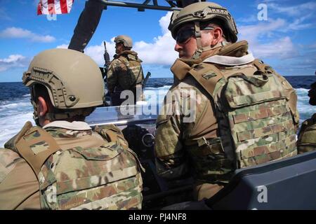 180829-N-HG389-0053 de l'OCÉAN ATLANTIQUE (Aug. 29, 2018) Maître de Manœuvre 1re classe Ivan Godinez, droite, conduit un canot pneumatique à coque rigide (RHIB) attribué à quai de transport amphibie USS Arlington (LPD 24) lors d'une visite, un conseil, une perquisition et saisie (VBSS) forer en quatre groupe aéronaval (CSG) 4 groupe amphibie, Marine Expeditionary Unit Exercise (ARGMEUEX). Groupe amphibie Kearsarge et 22e Marine Expeditionary Unit sont l'amélioration de l'intégration interarmées, la létalité et capacités collectives de l'équipe de Navy-Marine corps grâce à une planification et l'exécution des Banque D'Images