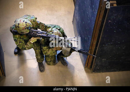 Les soldats du 1er Régiment d'infanterie, auto-défense japonaise, de pile à respecter un couloir pendant une fermeture quarts maison de tir à l'augmentation de l'exercice de formation, 18 Thunder Yakima Training Center, Washington, 1er septembre. Au cours de la première partie de l'augmentation des Thunder 18 soldats s'entraîner sur des tâches individuelles et au niveau des équipes avant de déménager à une combinaison de manœuvres à la section et au niveau des entreprises. (U.S. Photo de l'armée par le sergent. Frances Ariele Tejada) Banque D'Images