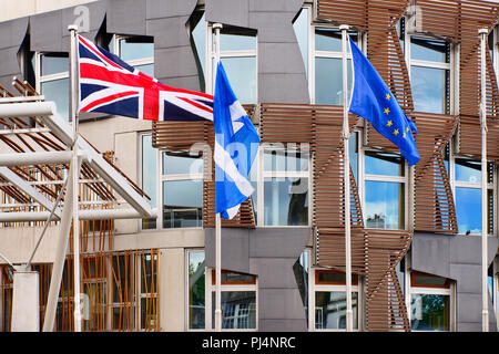 L'Écosse, Édimbourg, Bâtiment du Parlement écossais écossais de l'Union Jack et drapeaux de l'UE à l'extérieur. Banque D'Images