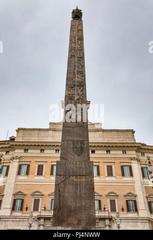 Obélisque romain, Palais Montecitorio, parlement, Rome, Latium, Italie Banque D'Images