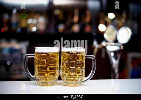 Deux chopes de bière froide monter sur le bar. Banque D'Images