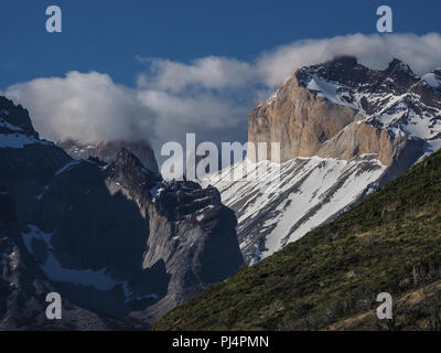 Parc National Torres del Paine (espagnol : Parque Nacional Torres del Paine) avec les tours de Paine Paine et cornes, le sud de la Patagonie chilienne. Banque D'Images