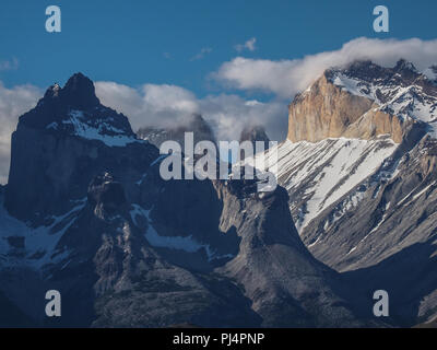 Parc National Torres del Paine (espagnol : Parque Nacional Torres del Paine) avec les tours de Paine Paine et cornes, le sud de la Patagonie chilienne. Banque D'Images