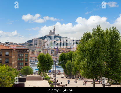 Vue sur le vieux port vers la Basilique Notre-Dame de la Garde, Marseille, Provence-Alpes-Côte d'Azur, France Banque D'Images