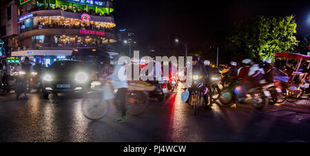 Croisement de la rue chaotique à Hanoi, Vietnam Banque D'Images