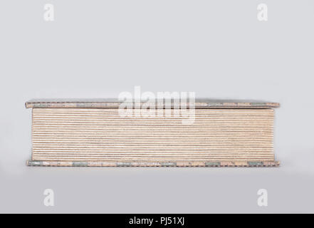 Close up.d'épaisseur livre fermé sur fond blanc Banque D'Images