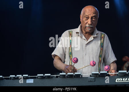 Mulatu Astatke live sur le jardin à l'honneur à la fin de la route 2018 Festival à Larmer Tree Gardens dans le Dorset. Date de la photo : Samedi, Septembre Banque D'Images