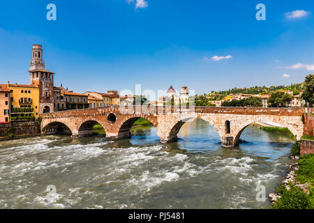 Ponte Pietra à travers le fleuve Adige à Vérone, Italie Banque D'Images