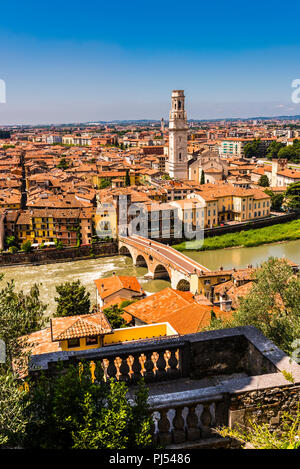 Ponte Pietra et cathédrale de Castel San Pietro à Vérone, Italie Banque D'Images