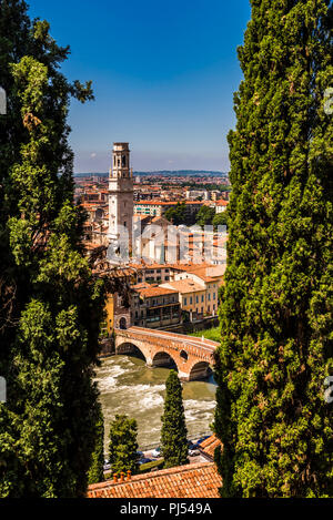 Ponte Pietra et cathédrale de Castel San Pietro à Vérone, Italie Banque D'Images