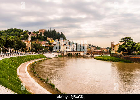 Castel San Pietro et le Ponte Pietra à Vérone, Italie Banque D'Images