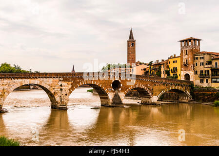 Ponte Pietra et la rivière Adige à Vérone, Italie Banque D'Images