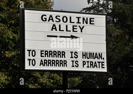 Signe d'humour au Goodwood Revival. Allée de l'essence. L'erreur est humaine, à l'arr est pirate. À arrrrrr est pirate. Joke Banque D'Images