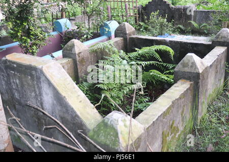 La pierre tombale et tombes dans un ancien cimetière musulman.Ensemble de pierres tombales sont faits de pierre et à la très vieille.graves avec des pierres tombales dans un cimetière. Banque D'Images