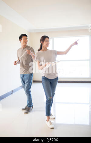 Jeune couple travaillant sur la rénovation maison Banque D'Images