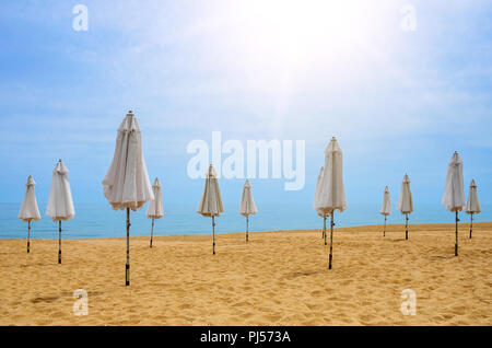 Fermé des parasols sur une plage déserte. Close-up. Banque D'Images