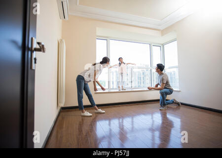 Heureux jeune famille travaillant sur rénovation maison Banque D'Images