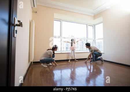 Heureux jeune famille travaillant sur rénovation maison Banque D'Images