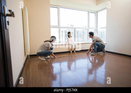 Heureux jeune famille travaillant sur rénovation maison Banque D'Images