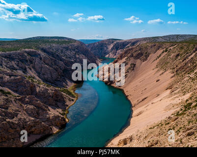 Vue aérienne du canyon de la rivière Zrmanja bleu magnifique, la Croatie, le mieux pour le papier peint, Zadar Banque D'Images