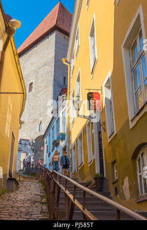 L'Estonie Tallinn Toompea, vue vers le haut le long d'une pente raide et étroite rue médiévale (Luhike Jalg) vers la partie la plus courte Gate Tower sur la colline de Toompea, Tallinn. Banque D'Images